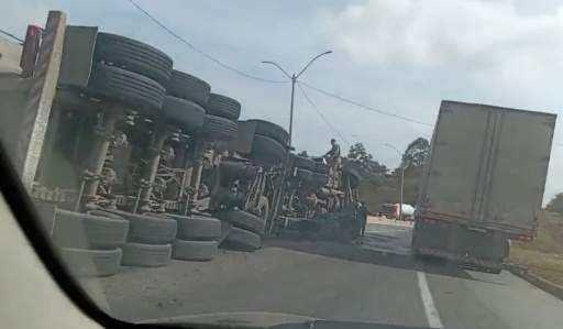 Carreta tomba na Fernão Dias e causa lentidão em Carmo da Cachoeira - veja vídeo