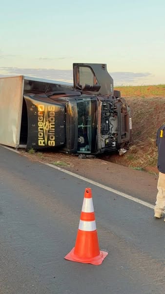 🚨🚔 #URGENTE - CAMINHÃO DA DUPLA RIO NEGRO & SOLIMÕES E  UM GOL COLIDEM FRONTALMENTE NA BR-369 EM BANDEIRANTES 🚨🚔