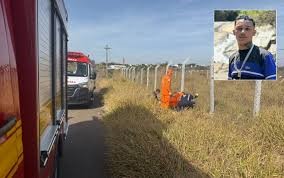 Jovem morre após perder o controle durante manobra de moto em Varginha, MG Acidente teria acontecido enquanto ele fazia uma manobra arriscada conhecida como “grau”. Vítima de 21 anos não possuía habilitação, segundo a PM.